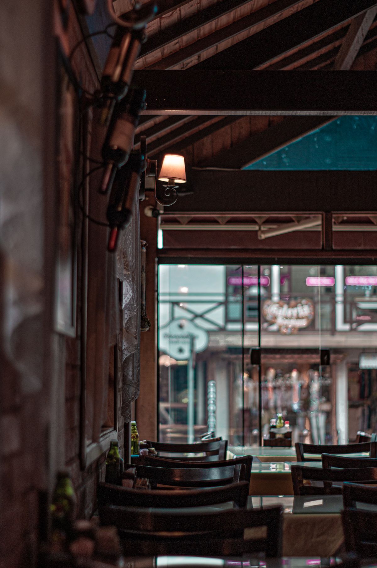 Barový pult restaurace u okna s lahvemi vína