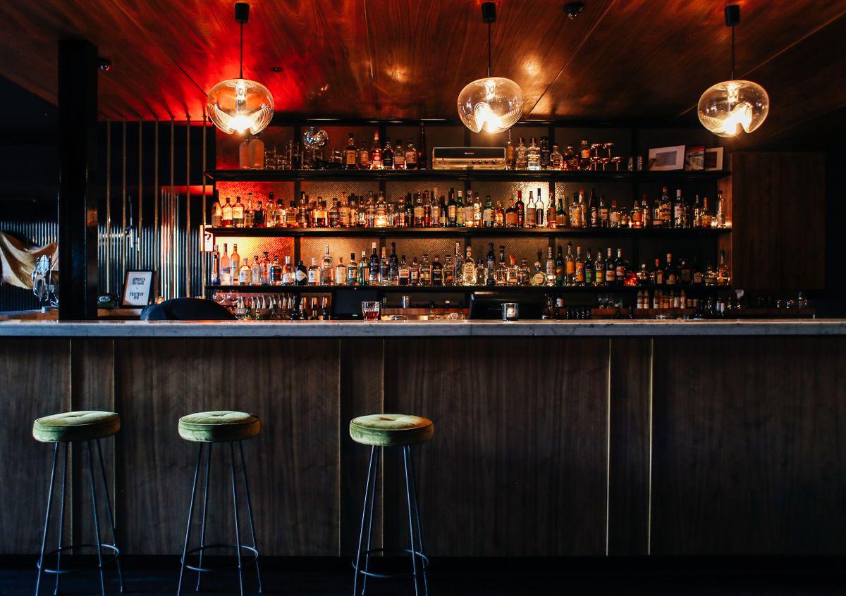 Stylový barový kout restaurace s elegantním osvětlením